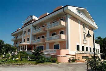 Hotel Residence Adria Rodi Garganico Eksteriør billede